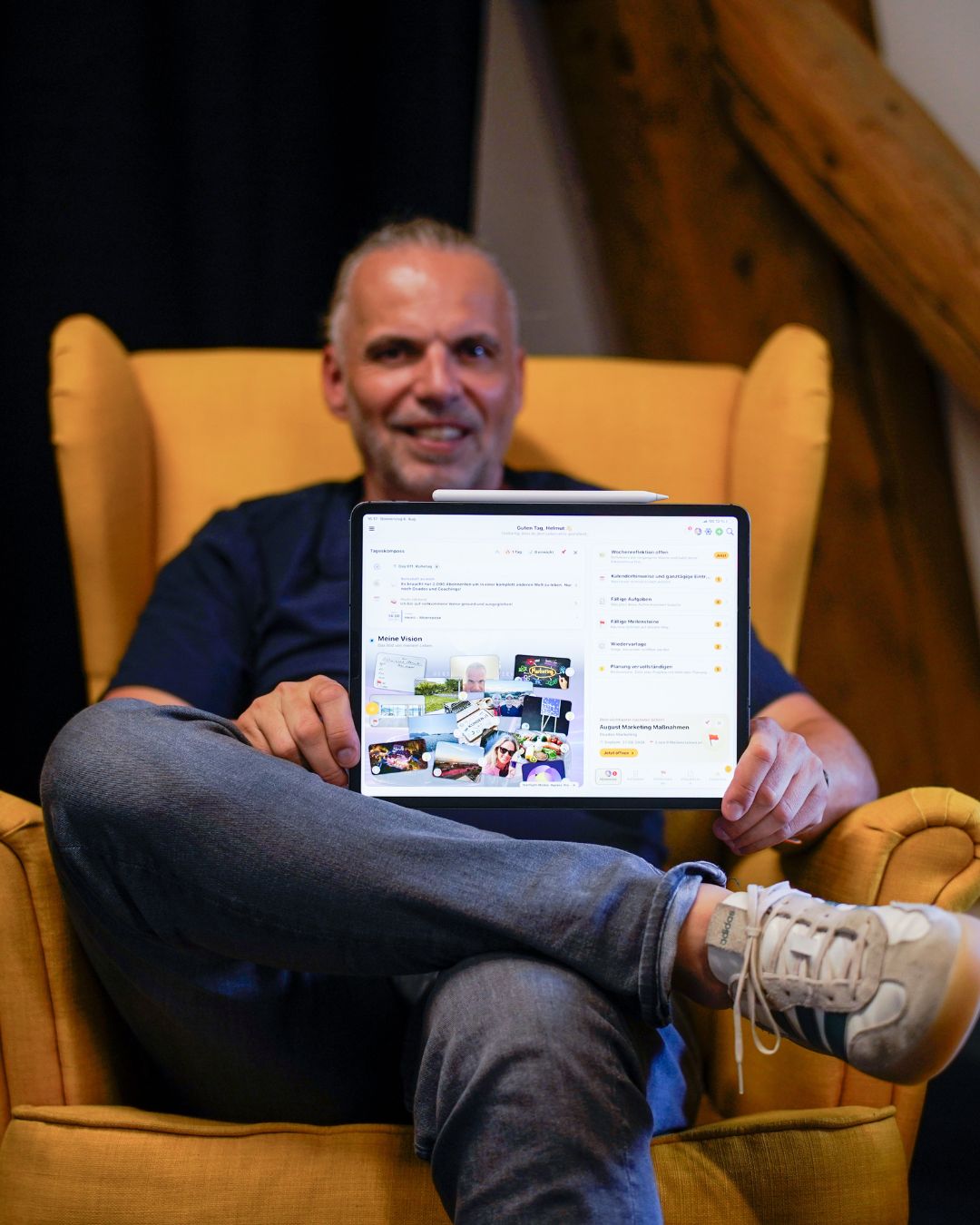 Helmut Knödler zeigt eine selbst entwickelte digitale Anwendung auf einem Tablet