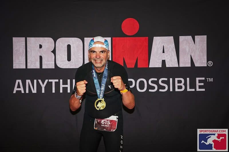 Ironman-Finisher mit Medaille